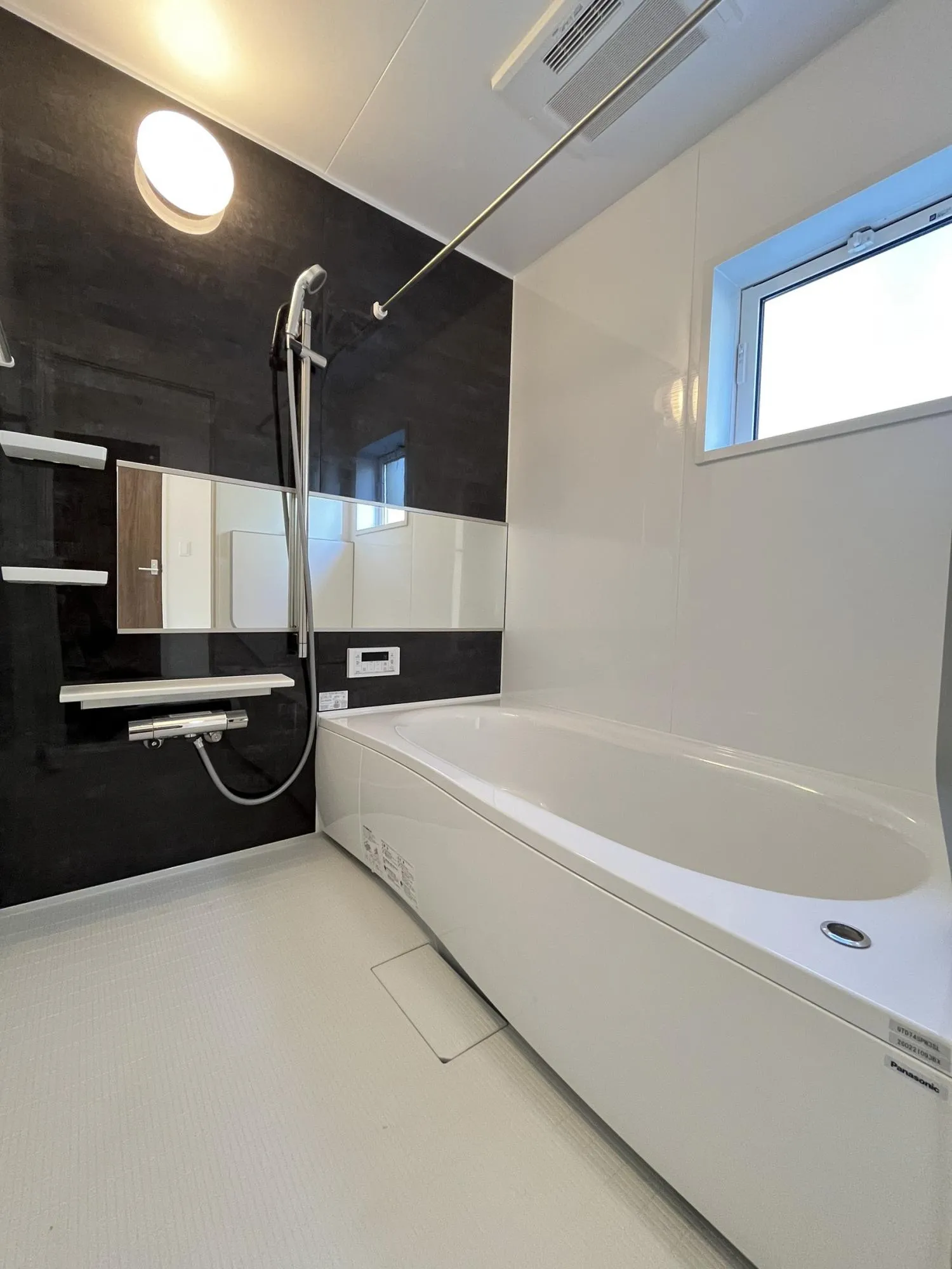 浴室は横長ミラー&スライドバーを標準装備
