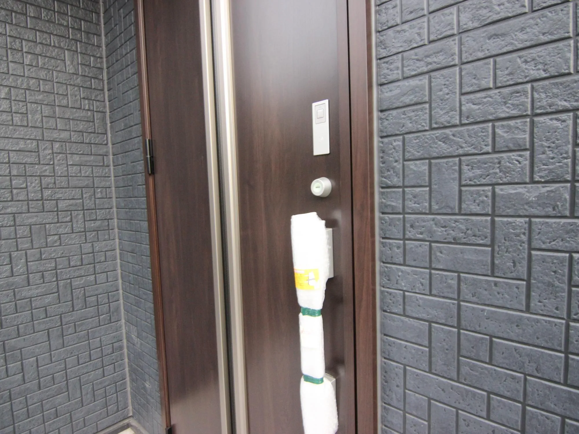 【玄関タッチ式カードキー】
当社の玄関では、玄関用の本鍵の他にカードキーを使用し開閉が可能でございます。
玄関にかざすだけで出入りが可能なので、買い物後やお子様とお出かけの際にも便利です!
