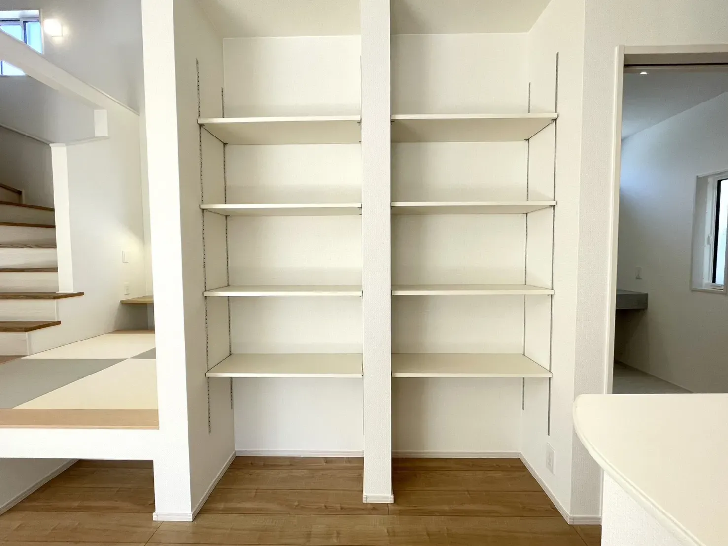 リビング　可動棚4段