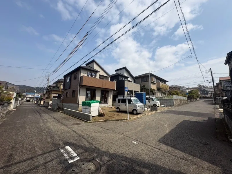 南約5.4m・西約5.5mの広い道路となりますので、運転に自信がない方でも駐車がスムーズに♪