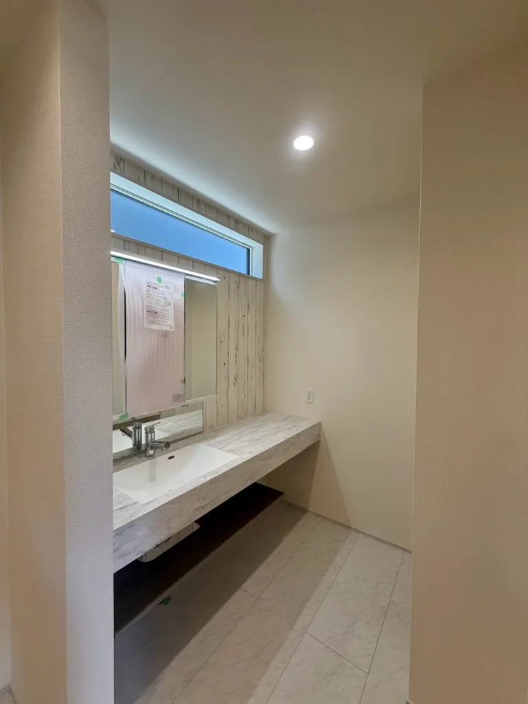 <1号棟>
ゆとりある洗面スペースとスタイリッシュなデザインが魅力的な洗面化粧台。