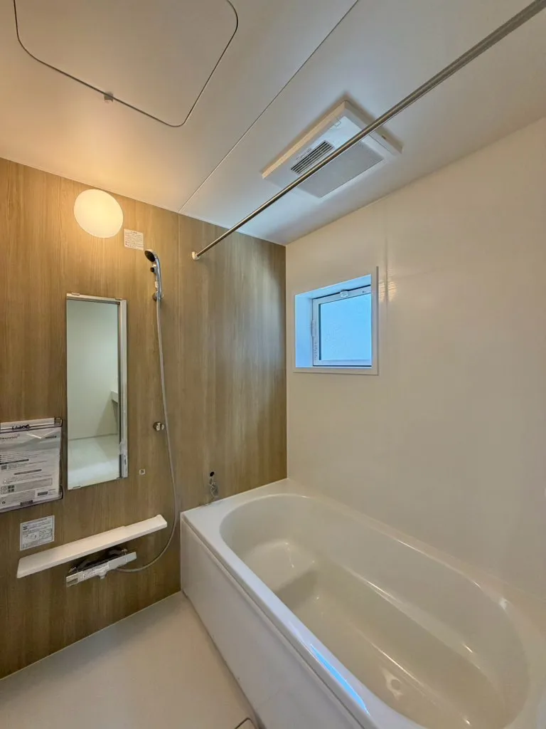 <1号棟>
足が伸ばせ一日の疲れが取れるゆとりある浴槽