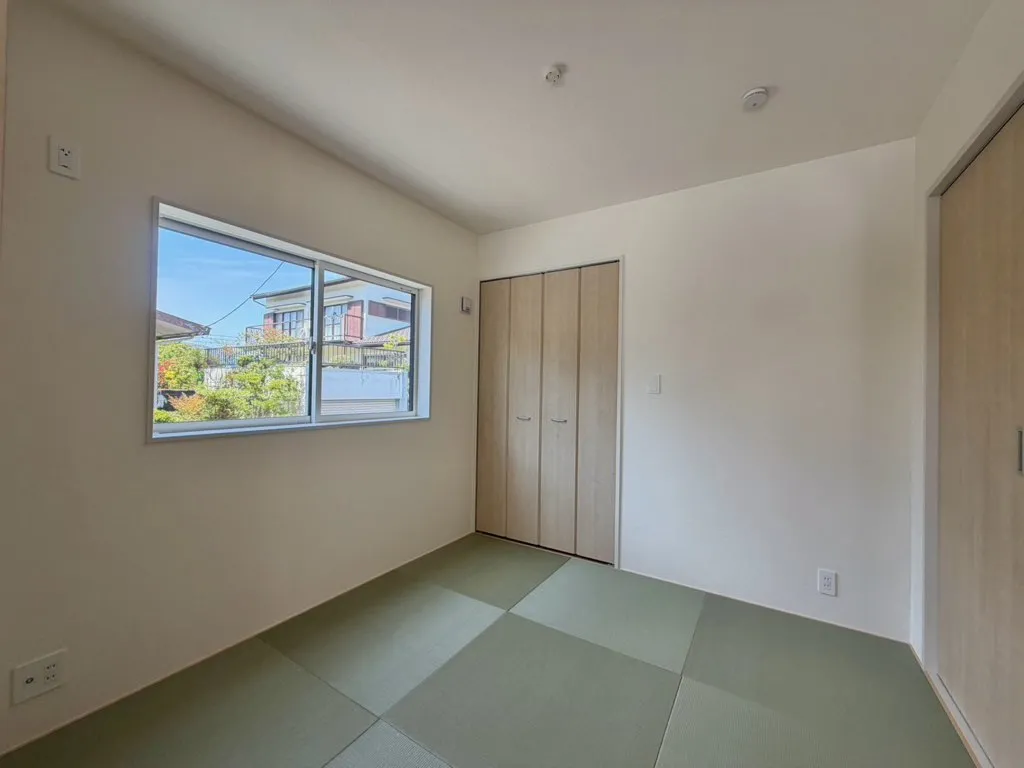 <1号棟>
和室は日本の伝統や、安らぎを感じさせてくれる空間です。