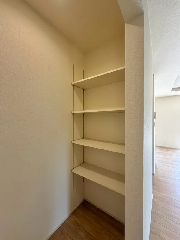 <1号棟>
収納スペース豊富なキッチンパントリー(食品庫)。