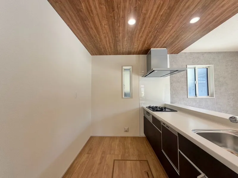 <1号棟>
幅の広いキッチンは料理が捗ります。