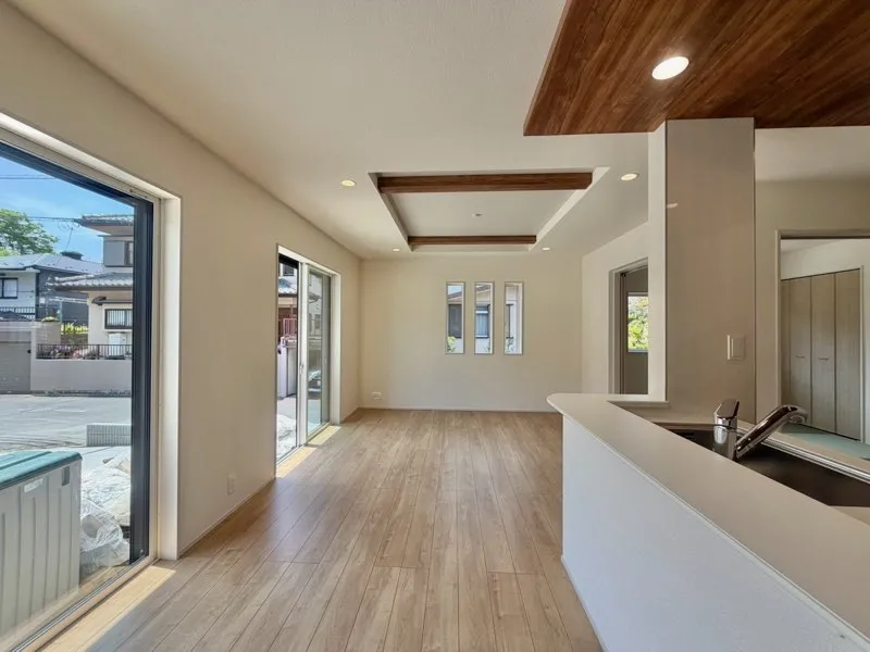 <1号棟>
ワイドな窓が広がるLDK。