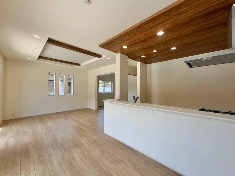 <1号棟>
折り上げ天井、対面式キッチンでのびやかな空間が実現したLDK。