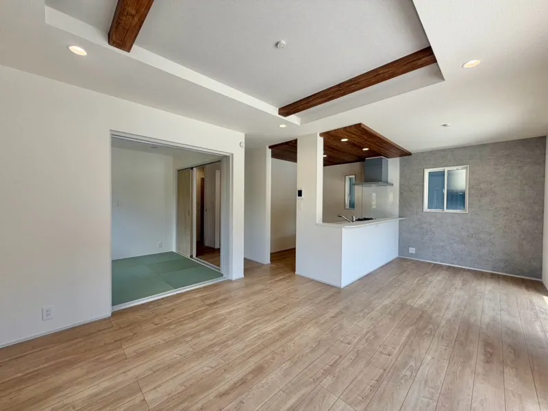 <1号棟>
人気のLDK+和室続き間で広々リビングを演出。