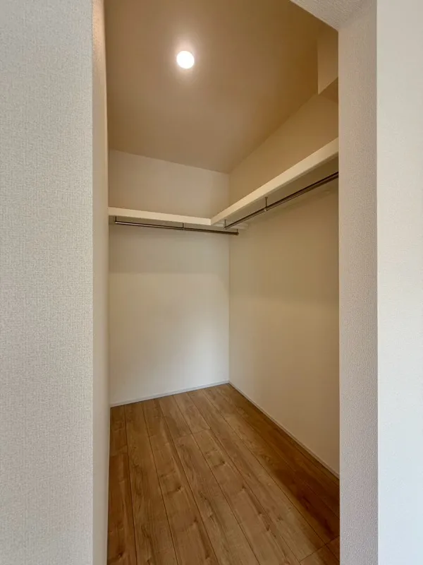 <1号棟>
ウォークインクローゼット
ウォークインクローゼット付!お部屋もすっきり片づけられます。