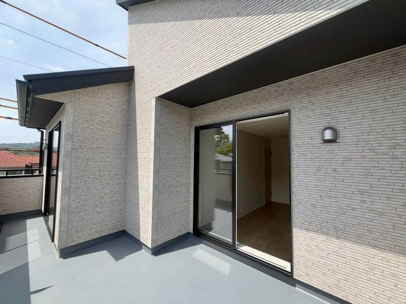 <1号棟>
バルコニー
日差しが暖かい「南向きワイドバルコニー」