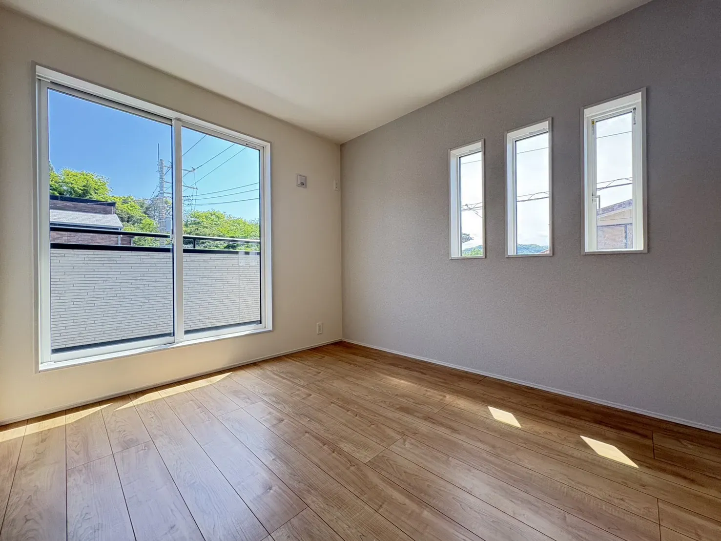 <1号棟>
洋室
陽光差し込みゆったりとリラックスできる落ち着きのある洋室。