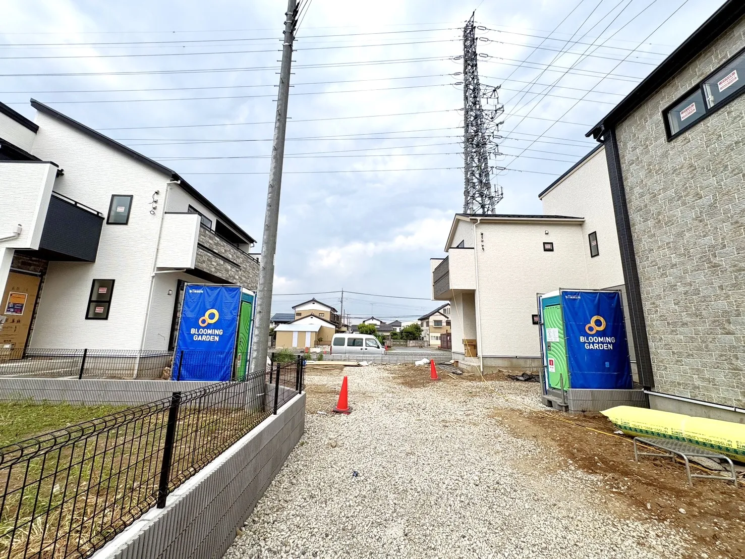 【外観写真】制震ダンパーを搭載した、地震に強い住まいです。地震の揺れを吸収し、建物へのダメージを軽減してくれる特徴があります。