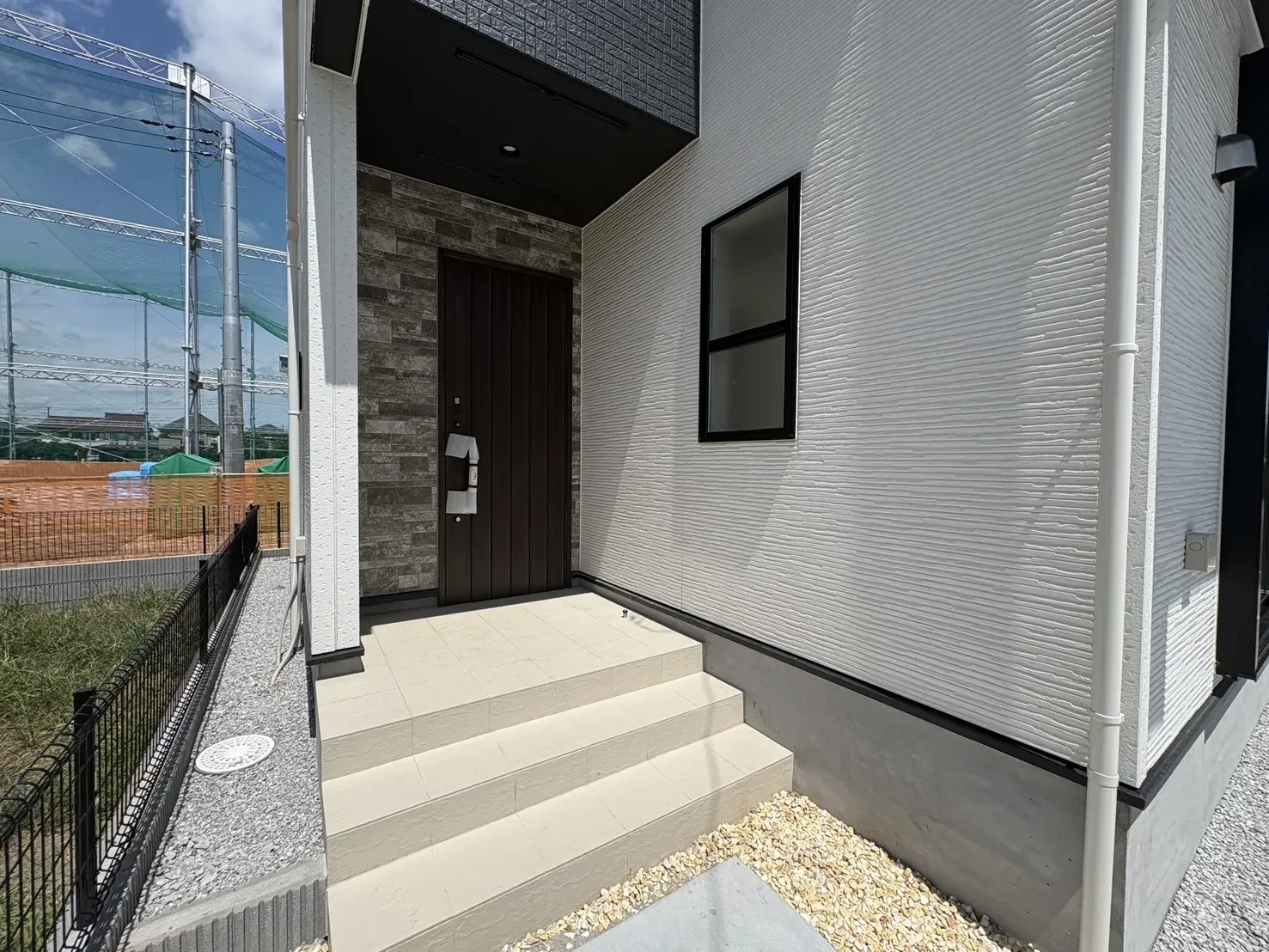 【玄関】住まいの顔となる玄関は、ご家族やゲストを気持ちよく迎える明るい空間。帰宅するたびに「我が家」の心地よさを実感できます☆