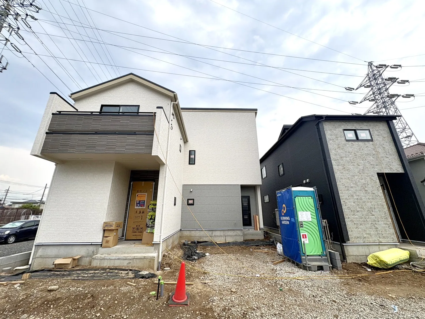 【外観写真】落ち着いた印象の外観デザインを採用◎広々17帖以上のLDKや全居室収納付き・カースペース2台以上確保のゆとりある間取りと充実の収納力。家族それぞれの空間を確保しながら、すっきり暮らせる住まいです。