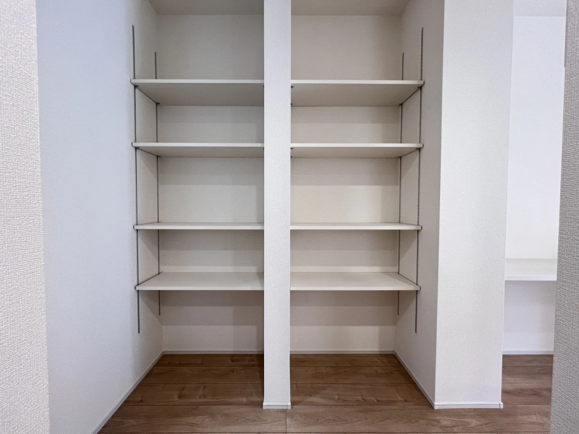 【キッチン横可動棚】