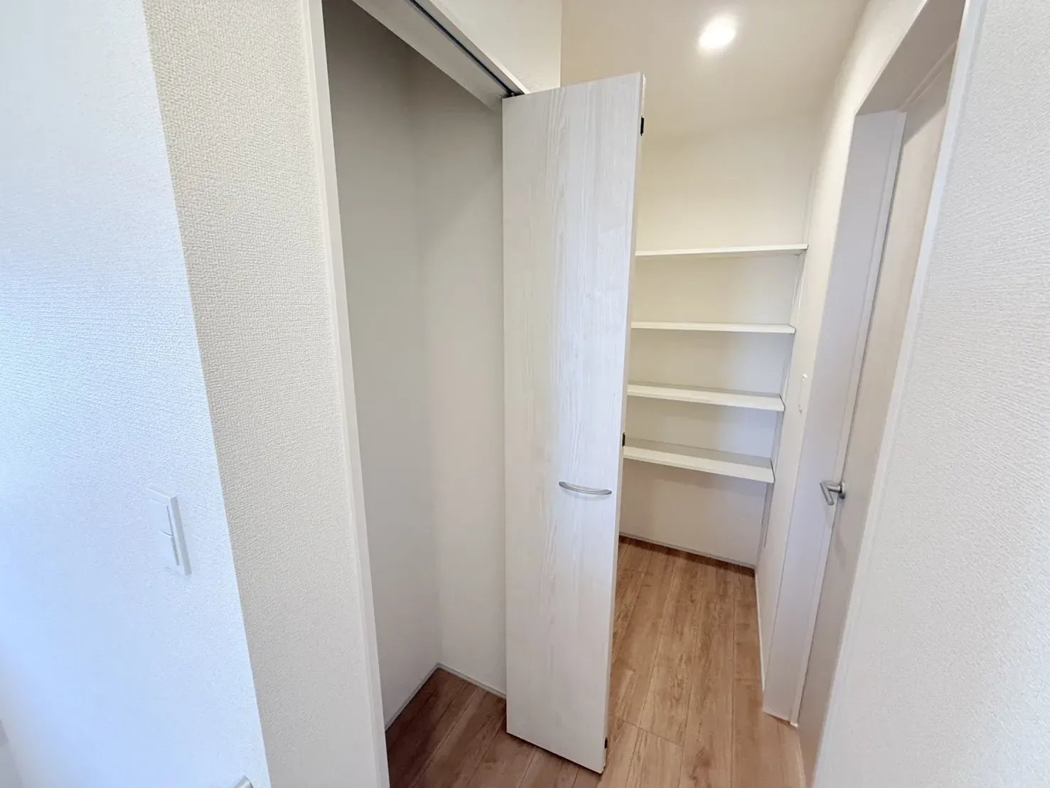 【2階廊下収納】