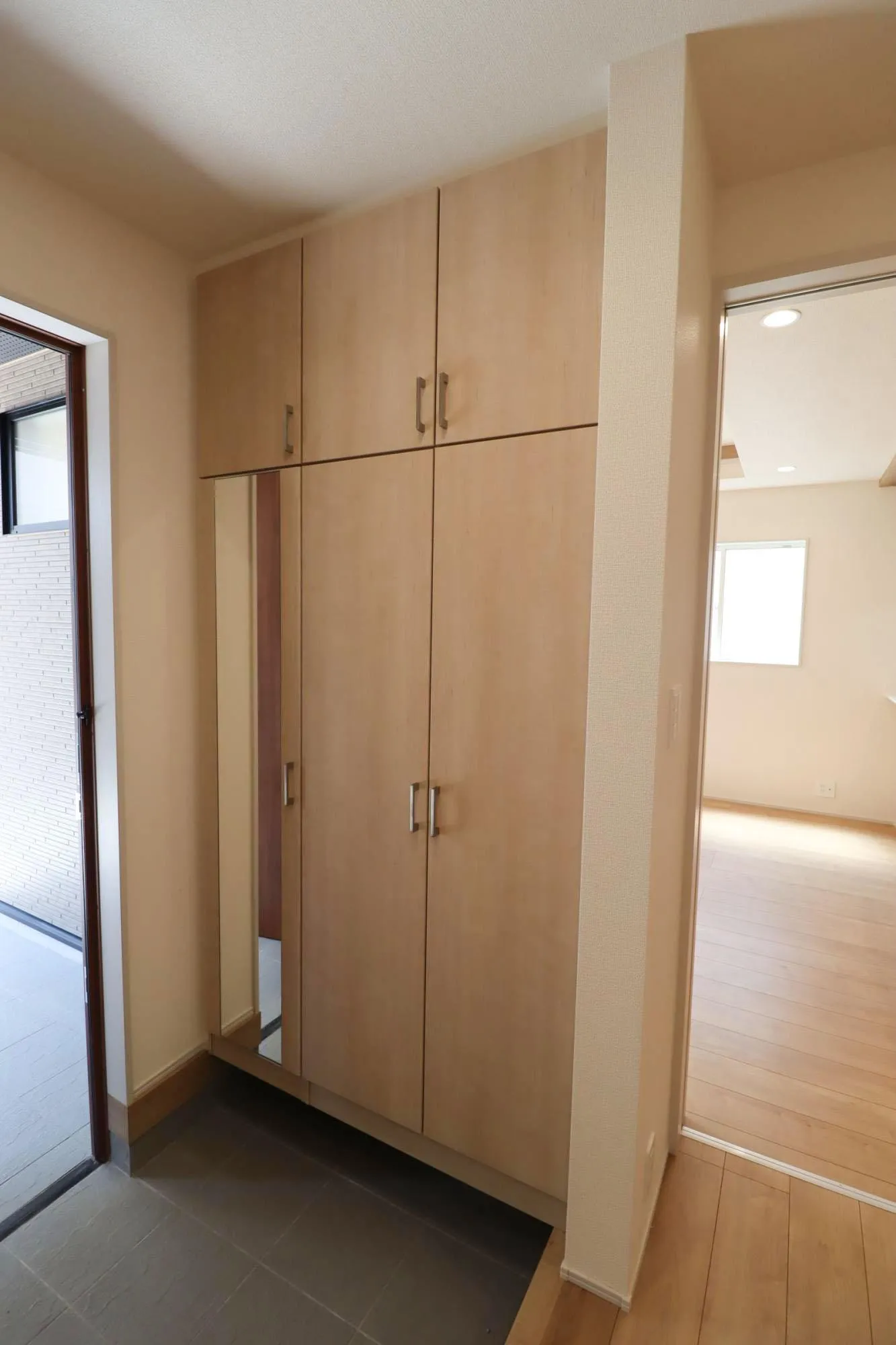 大家族でもご安心ください!玄関横には大型のシューズボックスがあり常時片付いた空間がキープできます♪