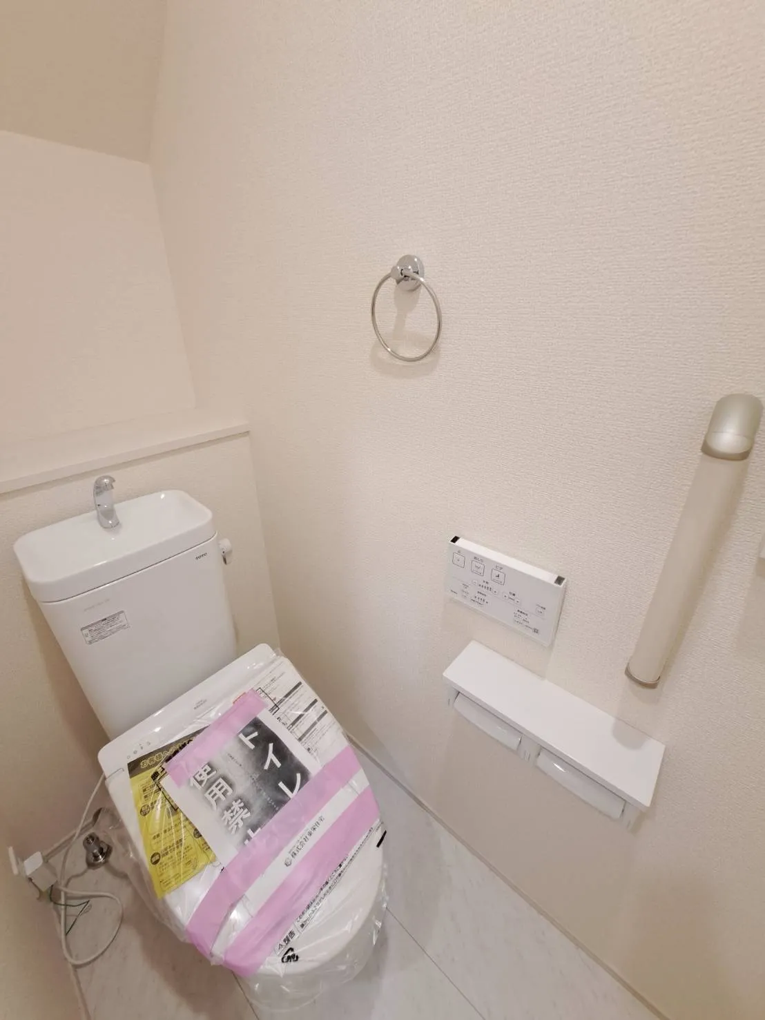 手すり付きで、立ち座りもしやすい安心設計のトイレです!