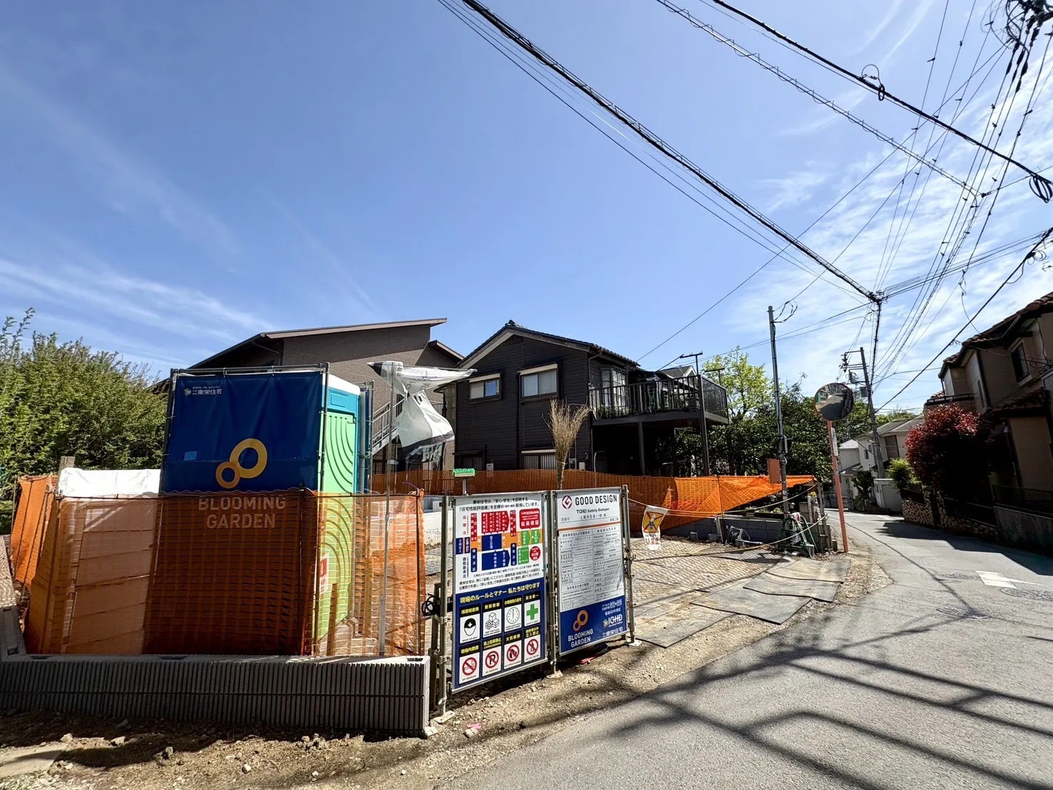 【外観写真】落ち着いた印象の外観デザインを採用。ワイドバルコニー・全居室収納付き「4(5)LDK・WIC・カースペース3台」のゆとりある間取りと充実の収納力。家族それぞれの空間を確保しながら、すっきり暮らせる住まいです。