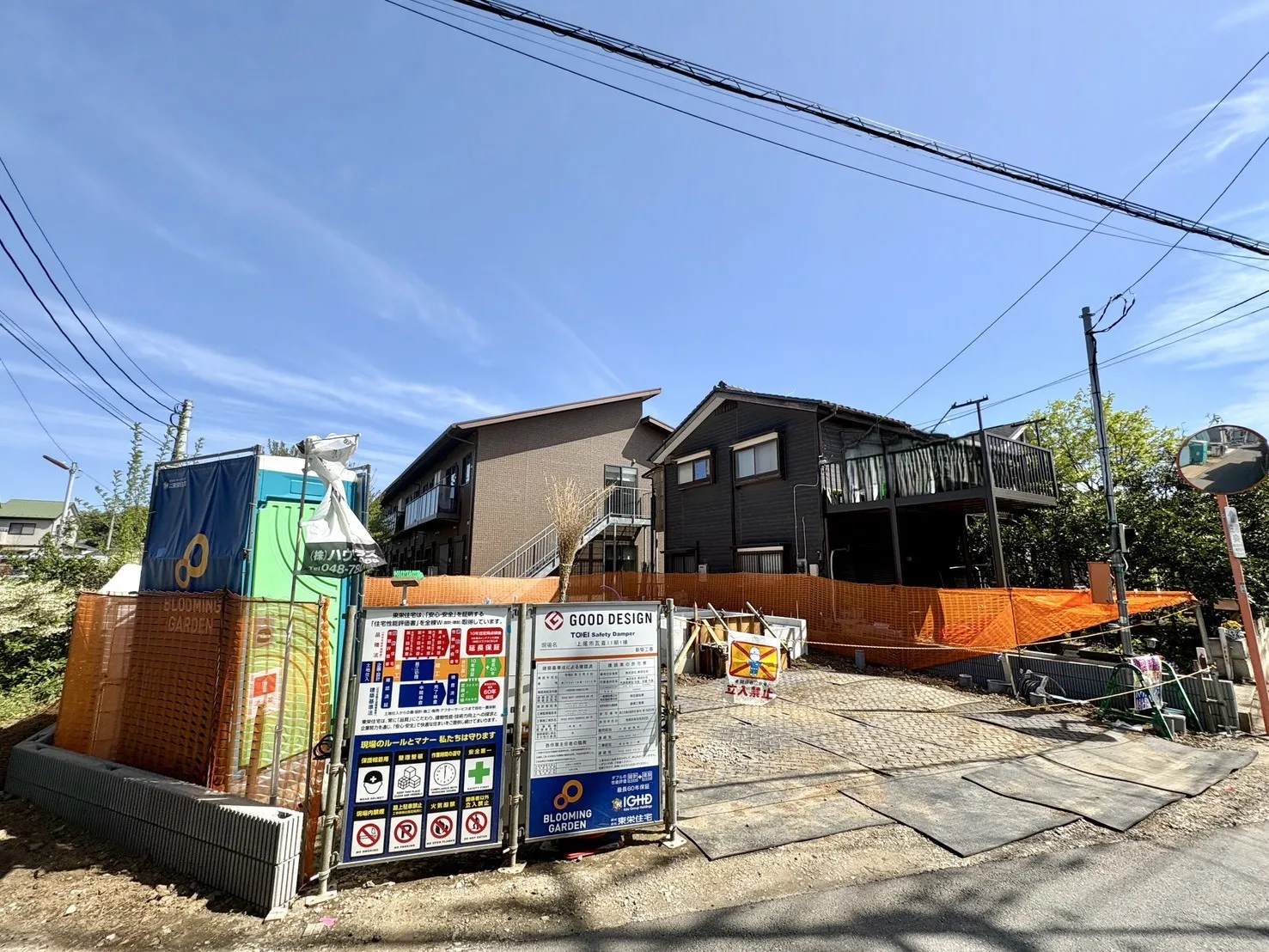 【外観写真】カースペース並列3台確保!お出かけや来客時も安心。ご夫婦それぞれの車利用や来客時も安心。忙しい朝や雨の日もストレスなく出発・帰宅が可能です♪