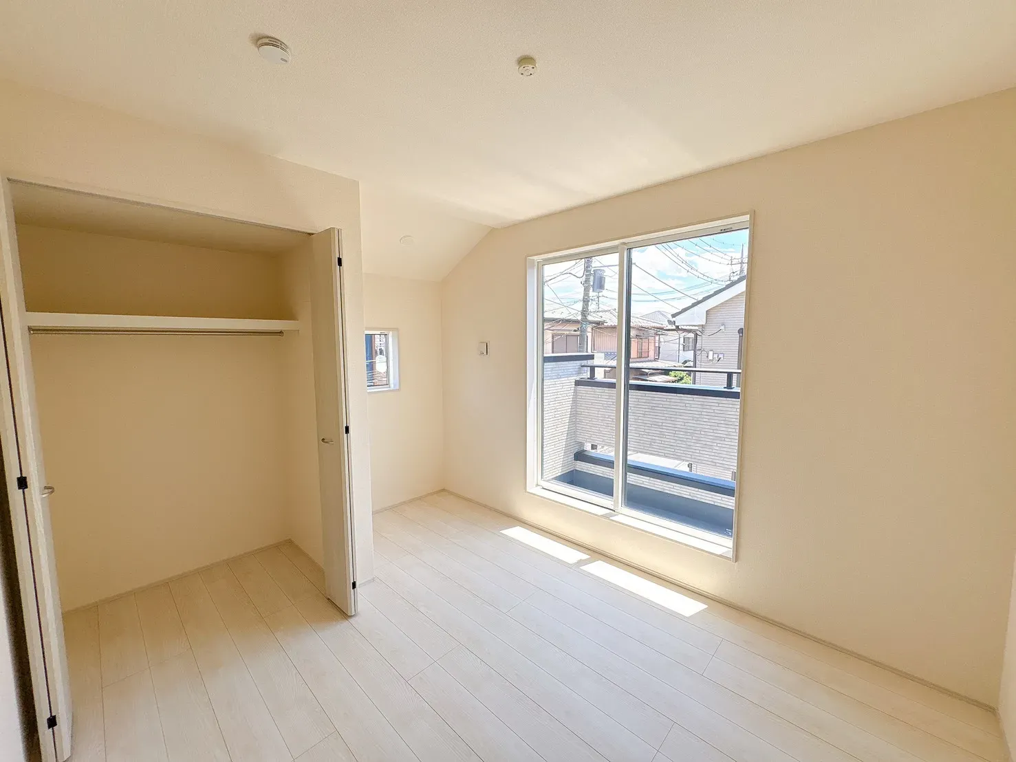 【洋室(5.0帖)】使い勝手の良いサイズのお部屋で、様々な用途でご利用可能◎扉付きのクローゼットが備わっており、身の回りの物をすっきり整理できます。