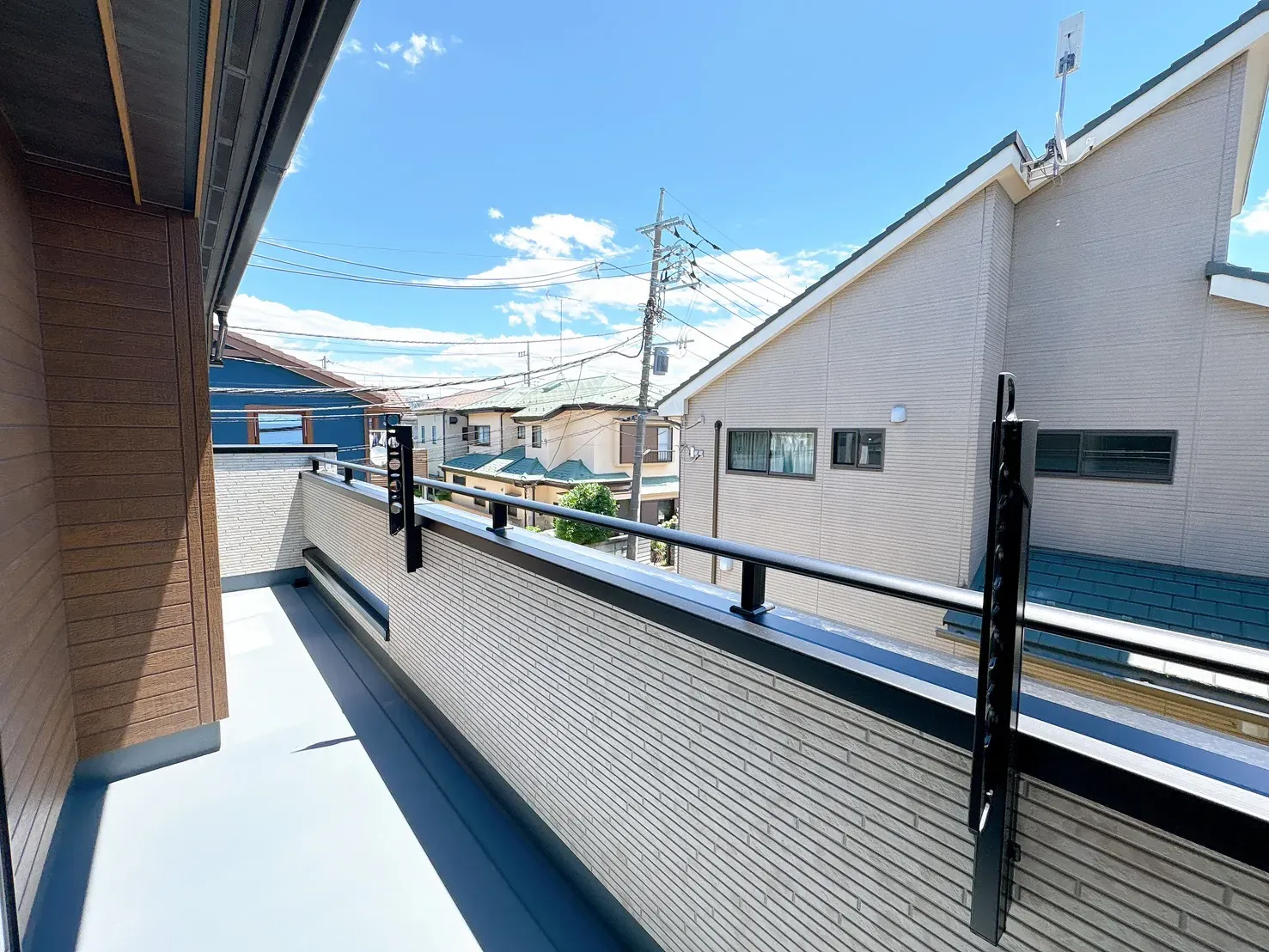 【バルコニー】2部屋の洋室から行き来可能な続きワイドバルコニー♪洗濯物やお布団もゆったり干せる広さを確保。家族の暮らしにゆとりを生む、機能性と快適性を兼ね備えた空間です。
