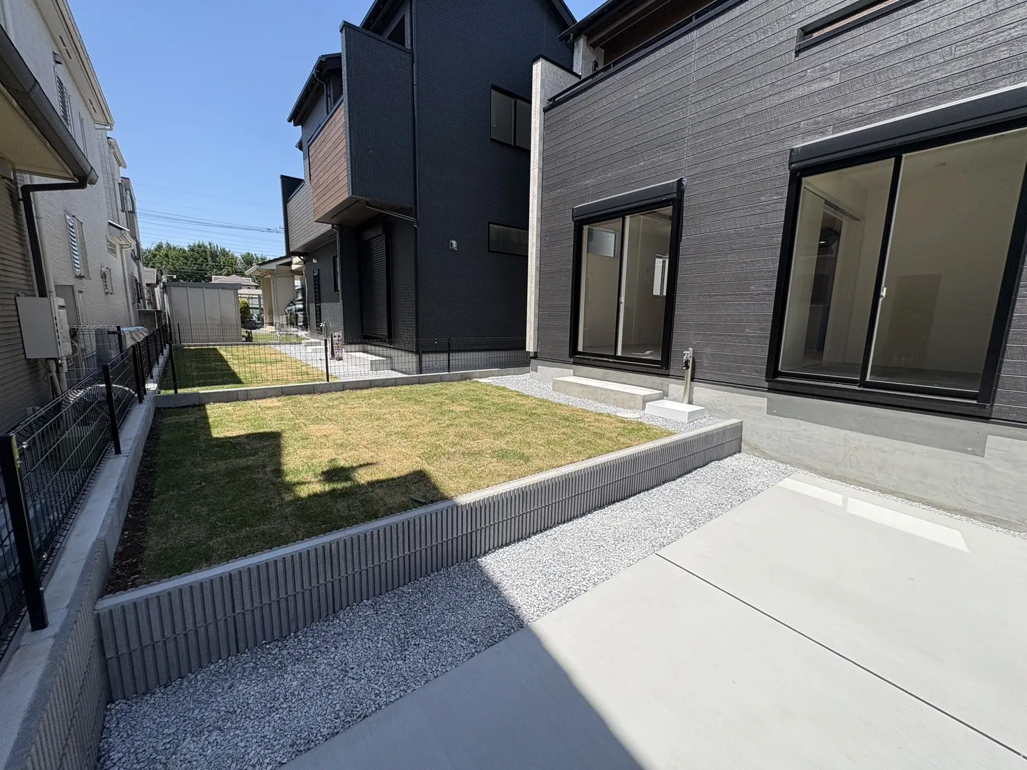 【庭】リビングからつながるお庭スペース。芝生部分でお子さまの外遊びや家庭菜園など、さまざまな楽しみ方が広がります。