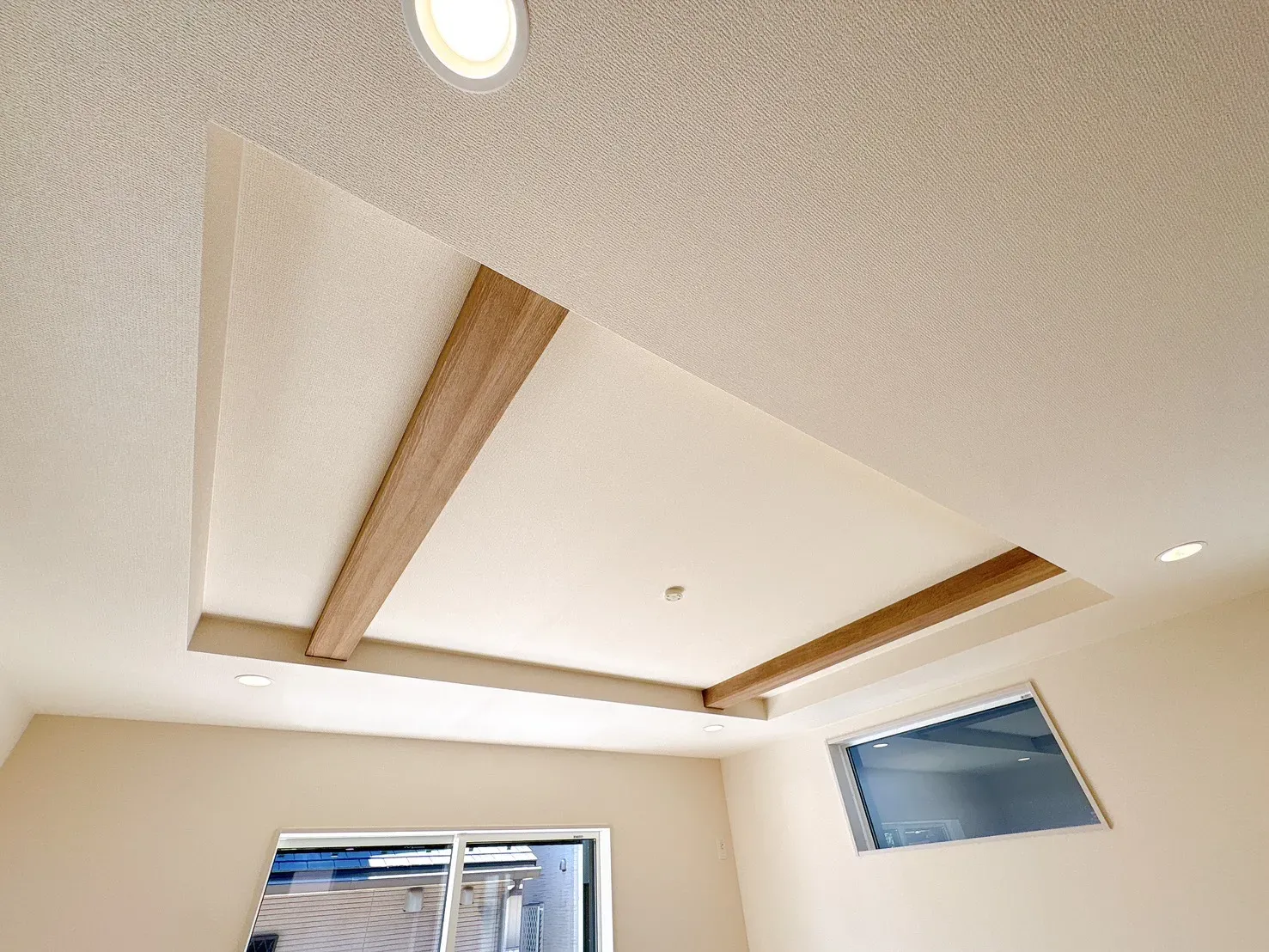 【折上天井】開放感を演出する折上天井。天井に立体感を持たせることで、空間に広がりと上質感をプラスしています。