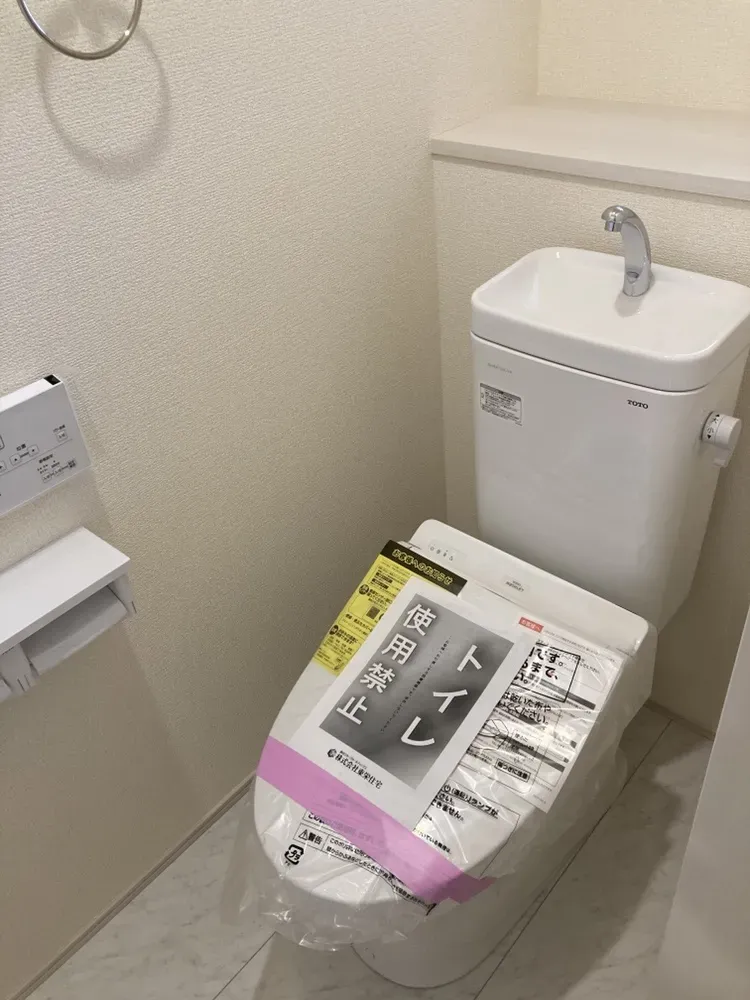 ウォシュレット機能付きのトイレ。手すり、窓と清潔で使いやすいトイレになってます。