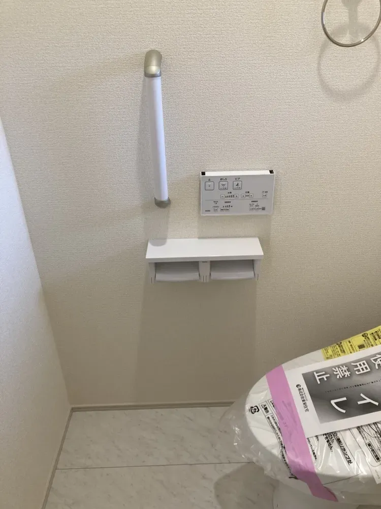 手すり付きトイレで、どなたでも安心して使いやすいトイレです!