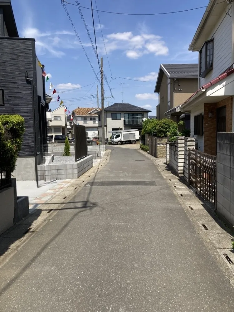 車通りが少なく、静かで過ごしやすい環境になってます☆公園までも徒歩1分の距離でお散歩も楽しくなりますね♪