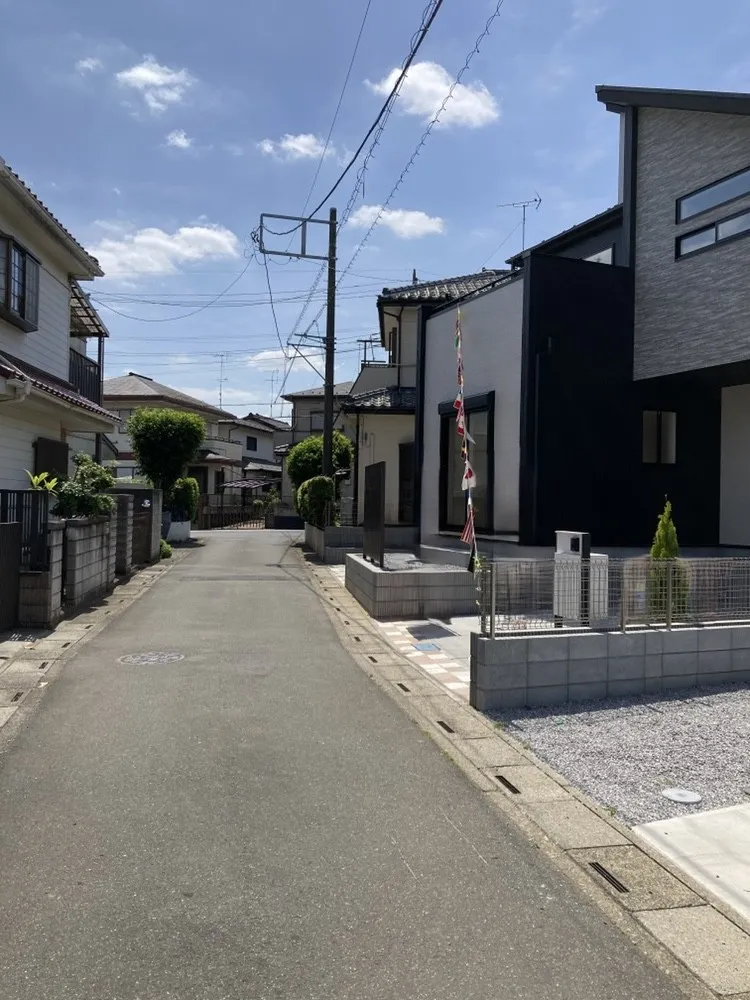 前面道路もすっきりとしており、車の出し入れも安心して行える環境です!