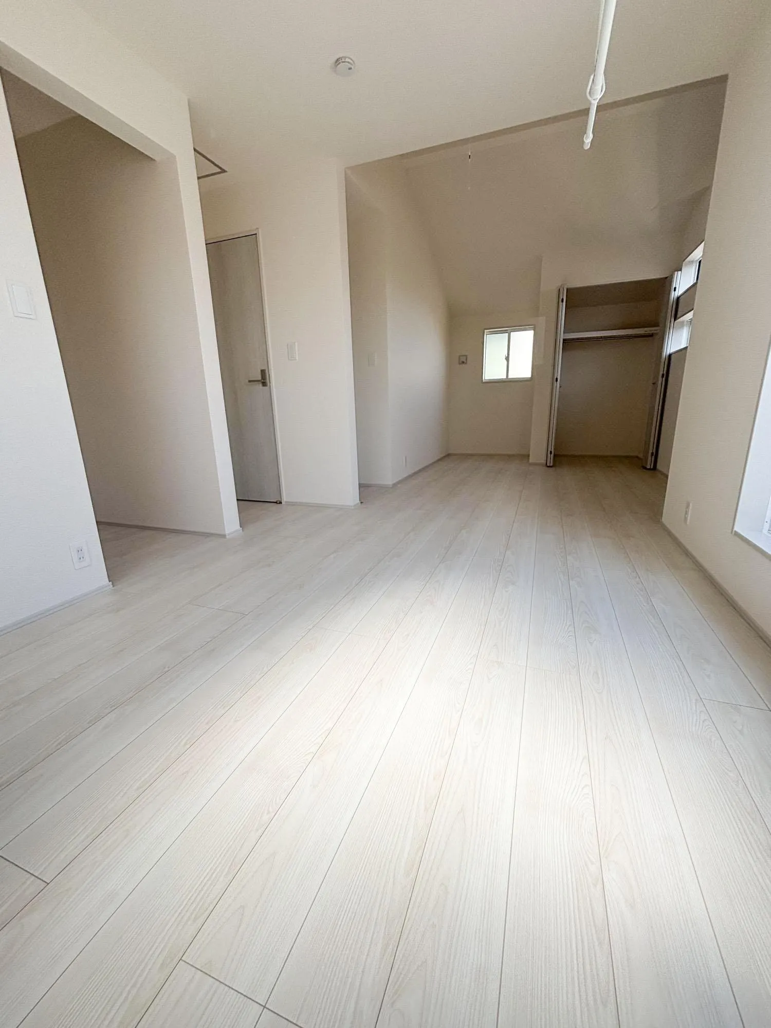 主寝室には窓もたっぷりとつけ、明るいお部屋になりました☆家族の成長に合わせて、分割も出来るようになってます♪(別途工事費用がかかります)