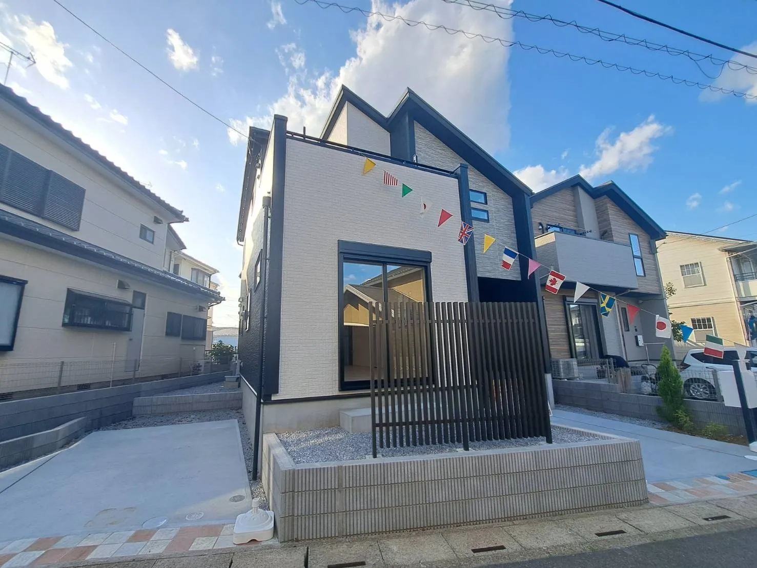 落ち着いた色合いでまとめられた、スタイリッシュな印象の外観です!