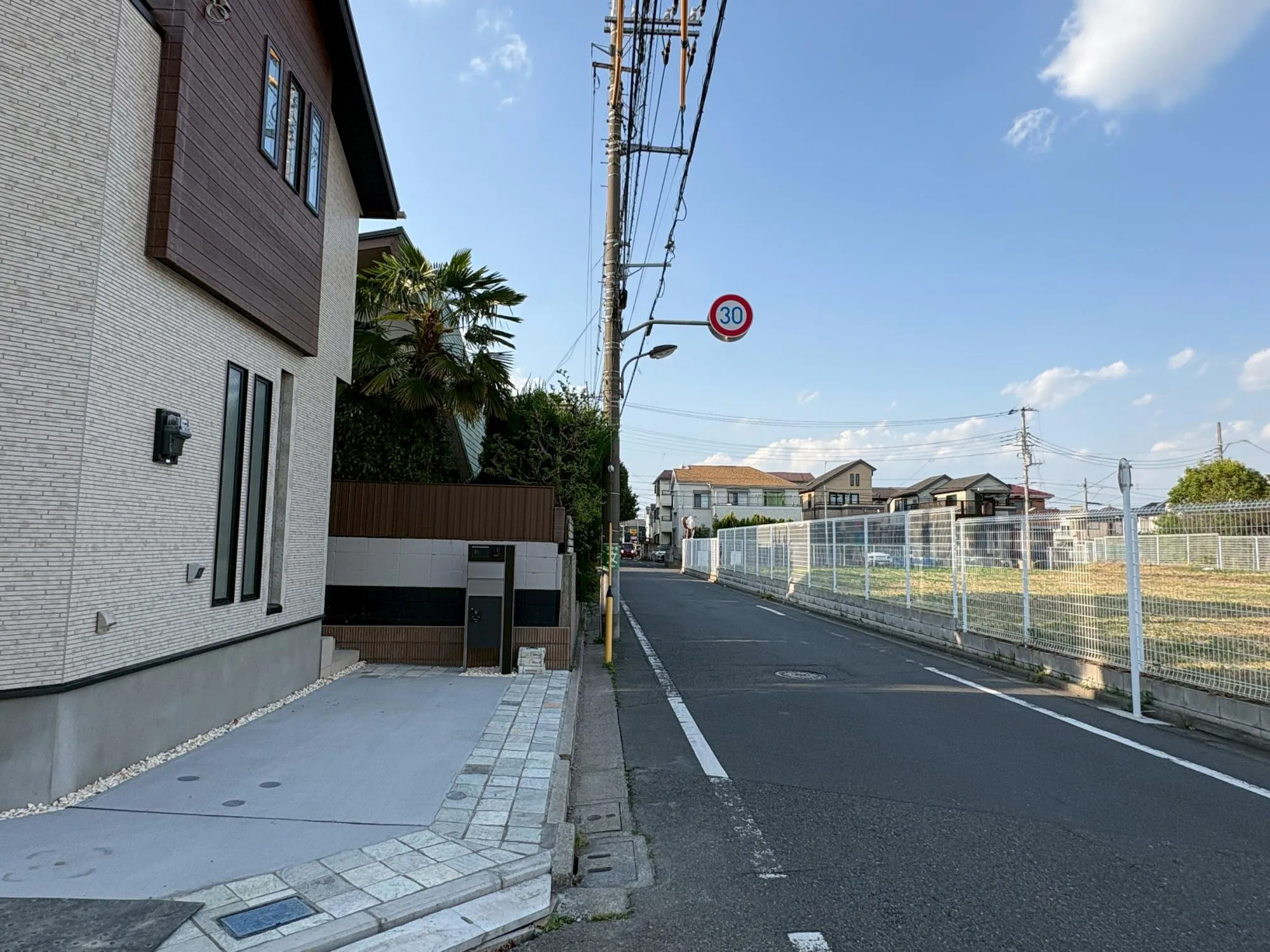 外壁が周囲の街並みと青空に生えるお洒落な仕上がり!周囲には高い建物のないエリア。青い空が大きく感じますね。

