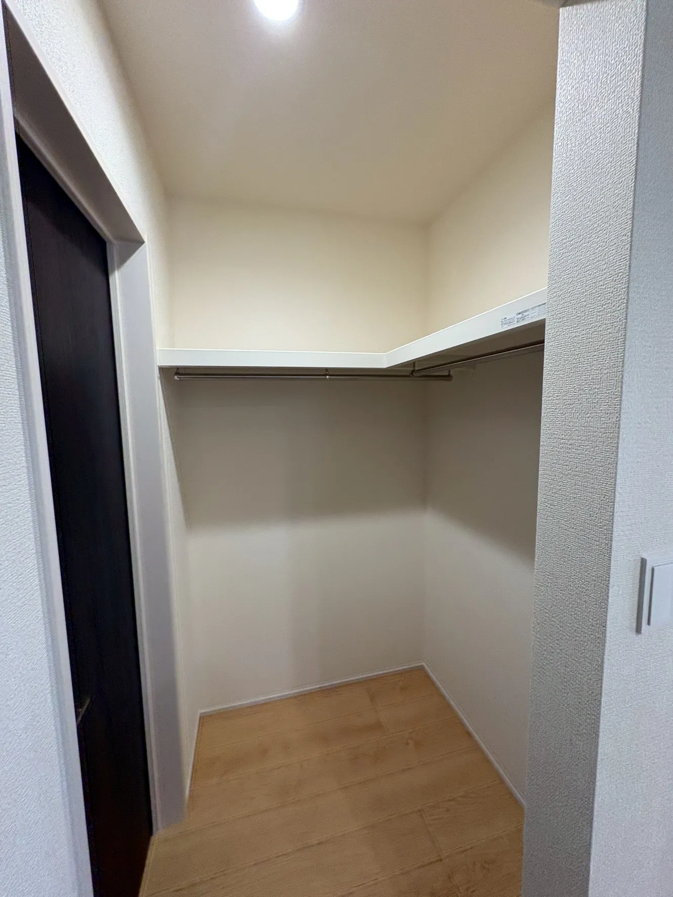 ウォークインクローゼットのある住まいで収納上手な生活を実現!衣類だけでなく、箱物や思い出の品もたっぷり収納できますので、整理整頓もスムーズに。居室空間をより広々と使えます!
