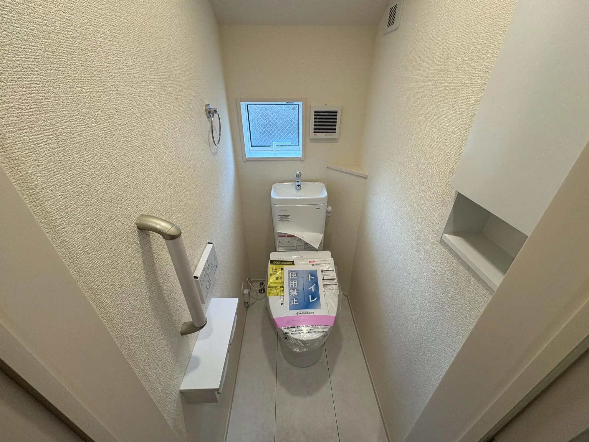 節水型でエコなトイレには、今では当たり前のウォシュレット付き。便座を温める機能もついていて、居心地良くてトイレから出られなくなるかも!換気用に換気扇はもちろん、窓も着いているので常に快適ですね♪
