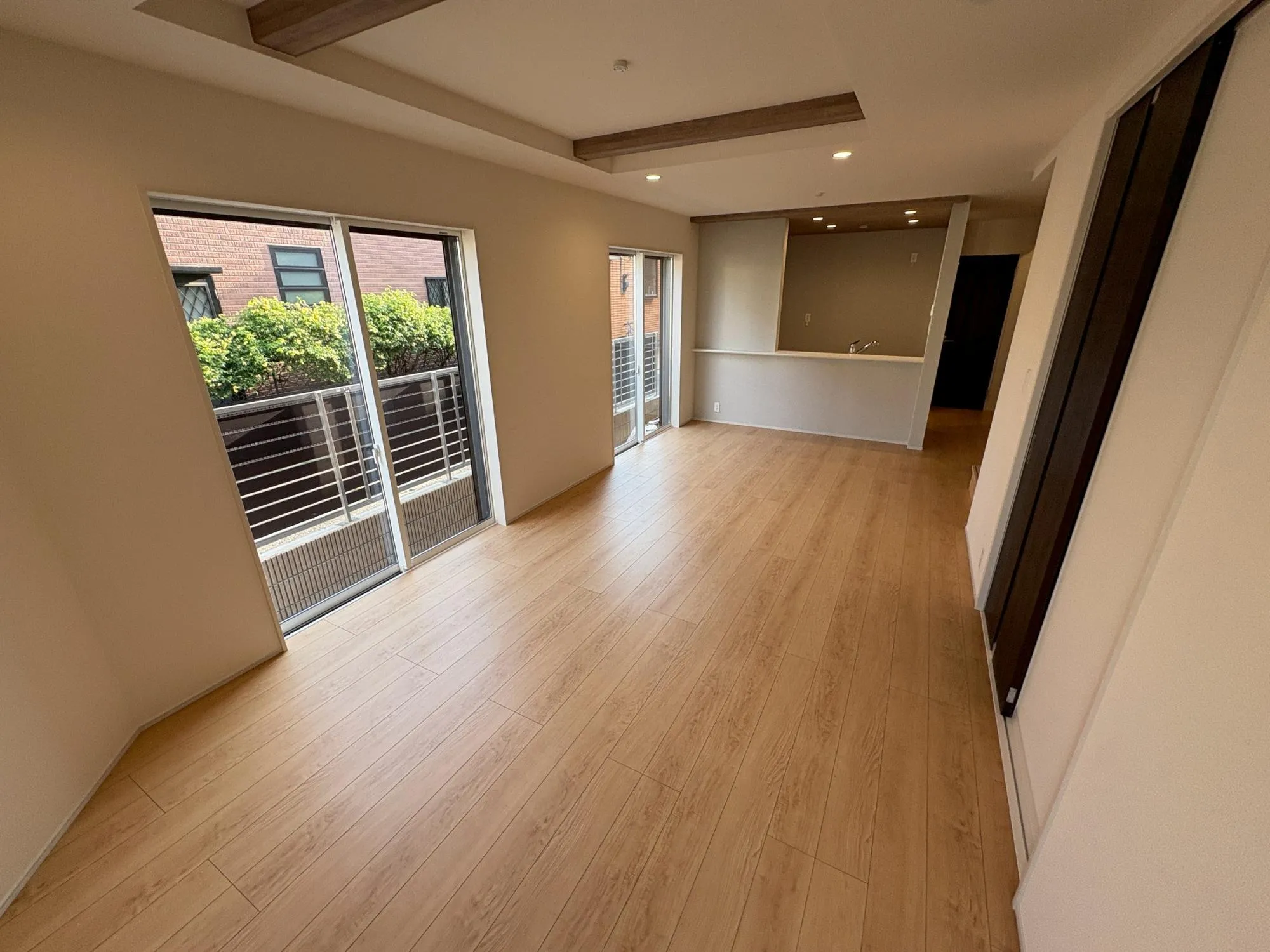 大型テレビも置ける21帖の広々リビングは、陽当りが良く、部屋いっぱいに明るい陽光が広がります。
明るく居心地の良いリビング空間には、自然と家族が集まります♪