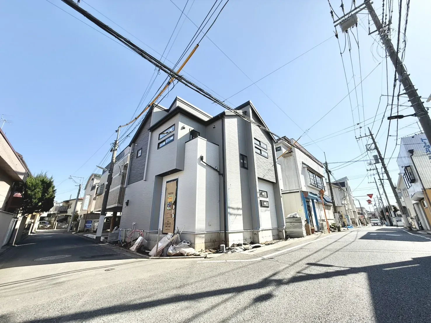 【外観】
全棟敷地面積83.68m2の新たな分譲地です。また、東栄住宅では統一感のあるカラーリングを採用し、ただの建売にはないデザイン性を目指しております。