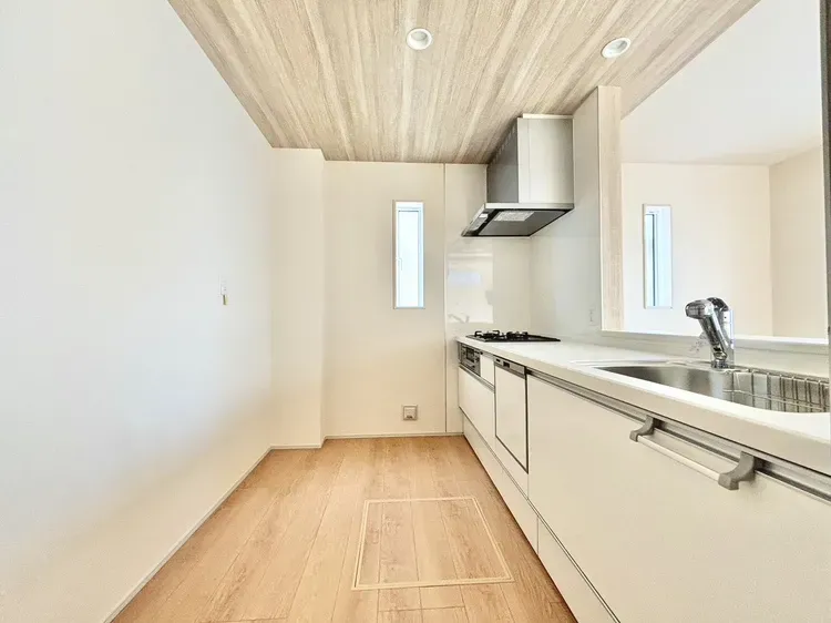 【他現場同仕様同間取写真:キッチン】
作業台が広く使いやすいキッチンを採用しております。
対面キッチンとなっており、料理中も家族団らんが可能です!
各種キッチン設備も豊富で必見です!
