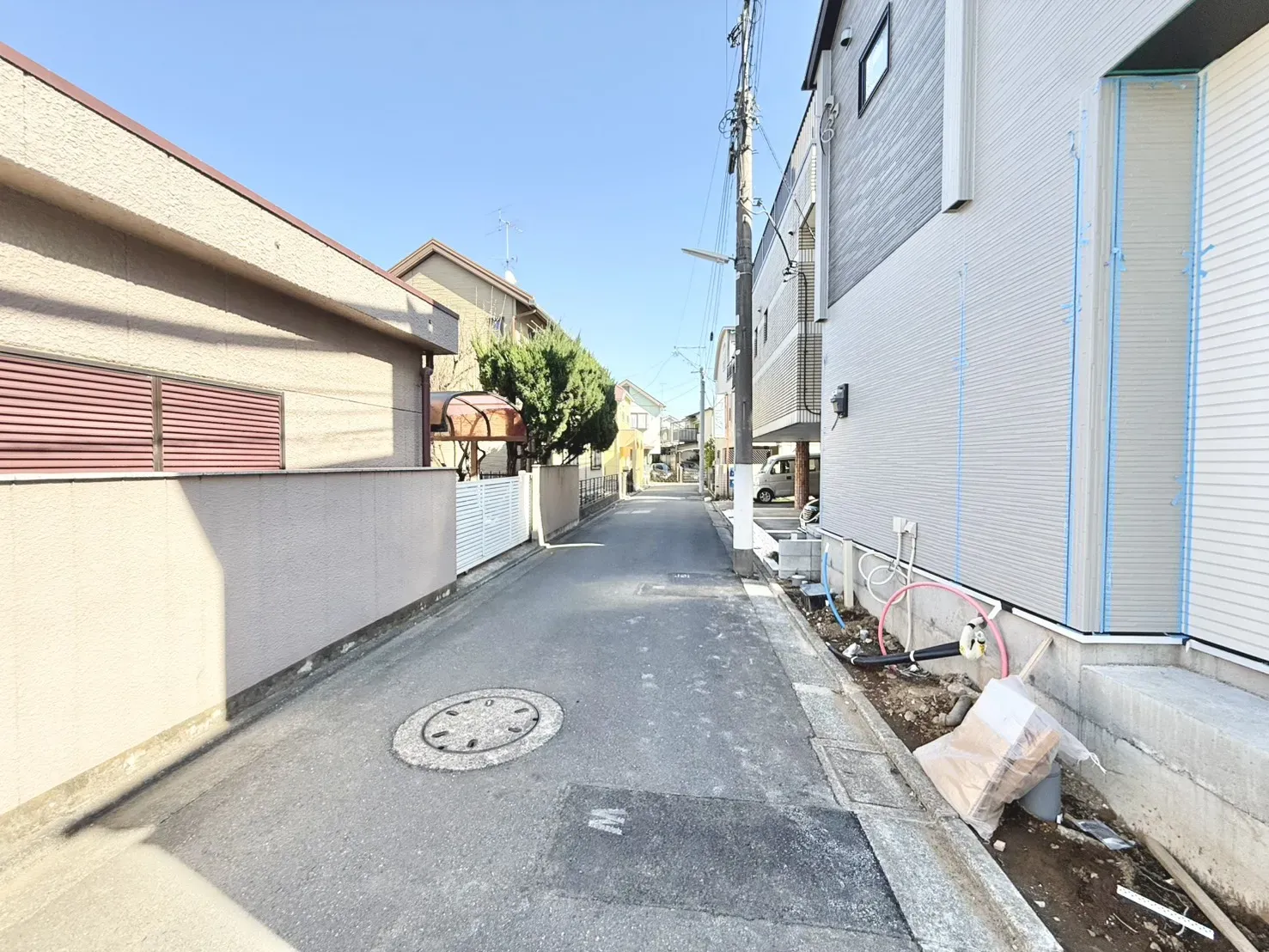 【前面道路】
私道　幅員4m
車通りも多くなく静かな道路です。