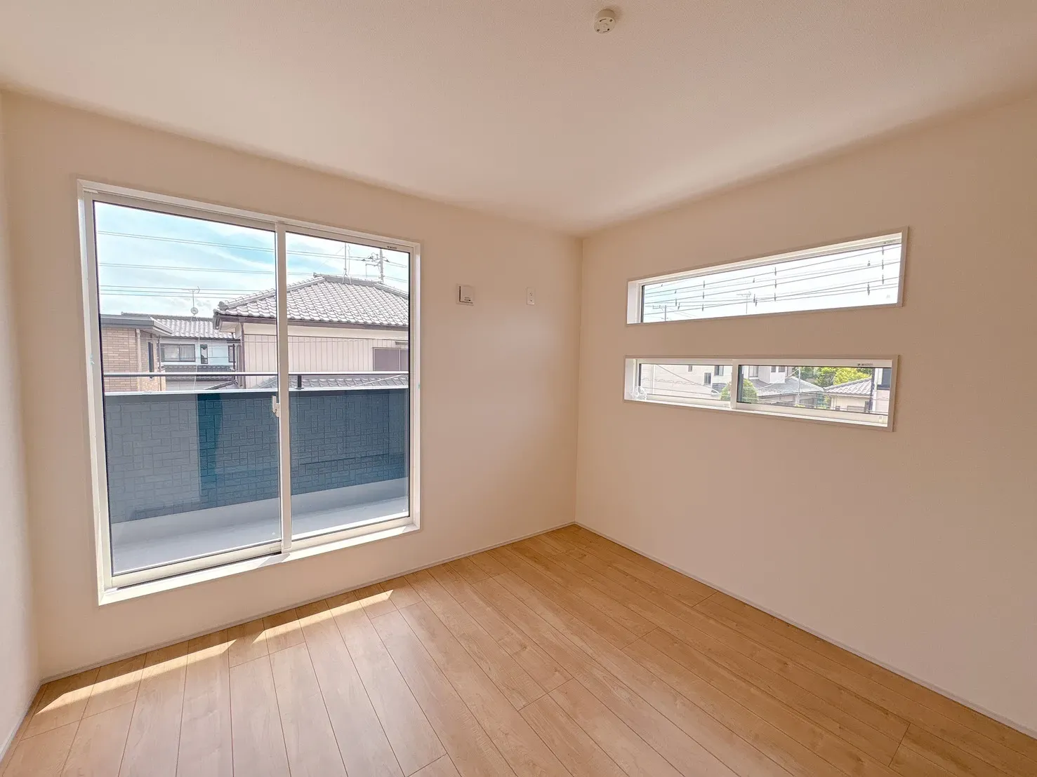 【洋室(5.0帖)】使い勝手の良いサイズのお部屋で、様々な用途でご利用可能◎バルコニーサイドにあり明るく解放的お部屋になります。