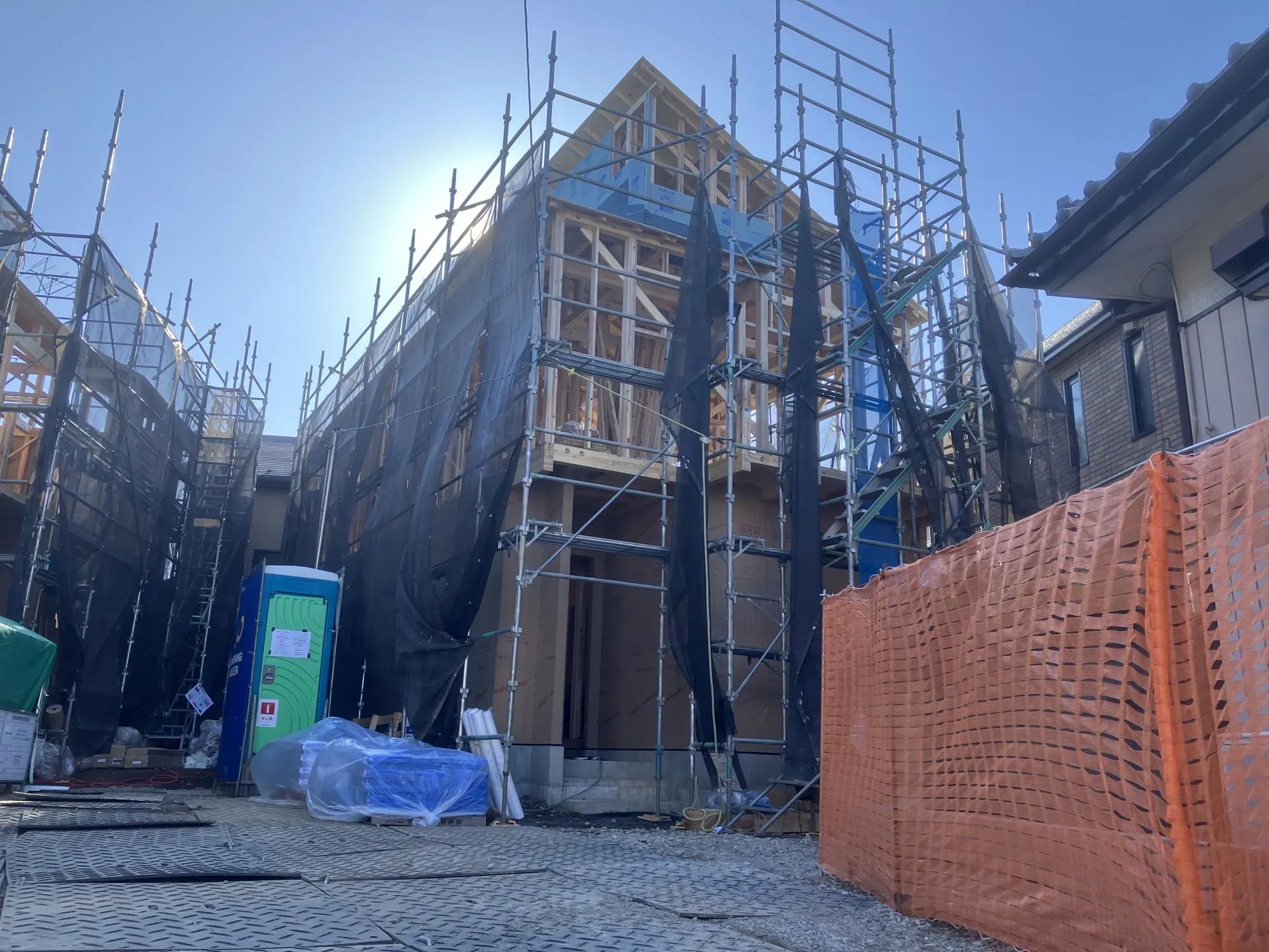 【外観写真】落ち着いた印象の外観デザインを採用。ワイドバルコニーや全居室収納付き「3(4)LDK・WIC・カースペース2台」のゆとりある間取りと充実の収納力。家族それぞれの空間を確保しながら、すっきり暮らせる住まいです。