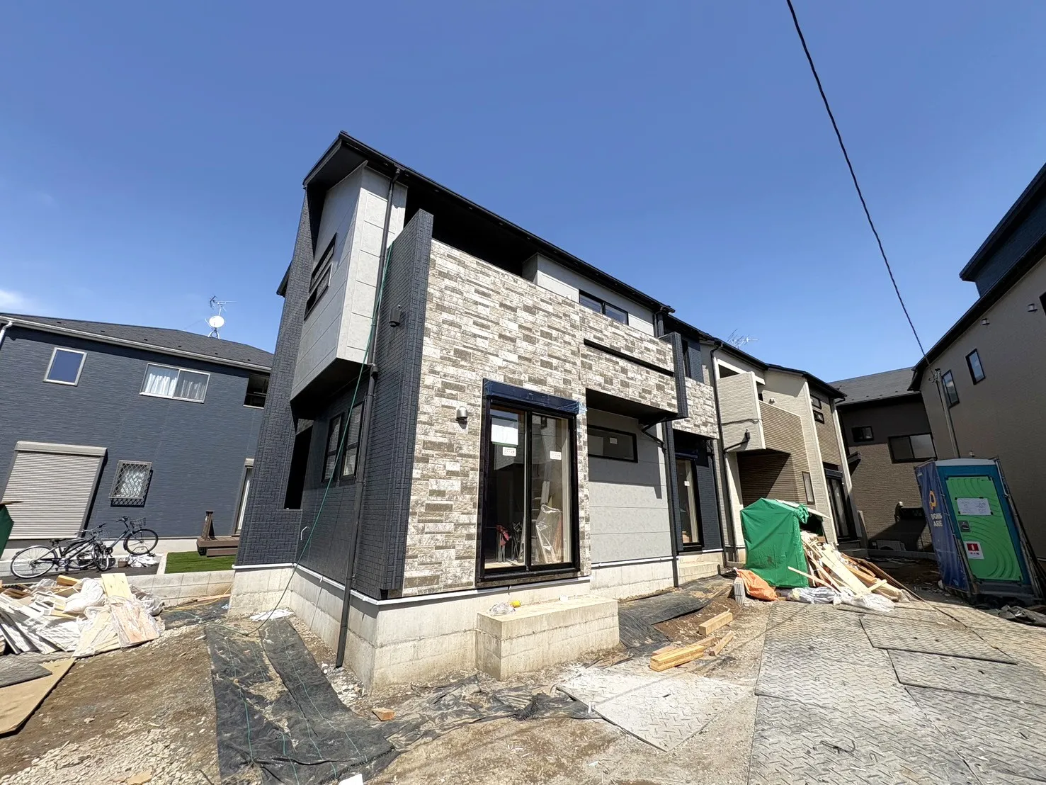 【外観写真】制震ダンパーを搭載した、地震に強い住まいです。地震の揺れを吸収し、建物へのダメージを軽減してくれる特徴があります。