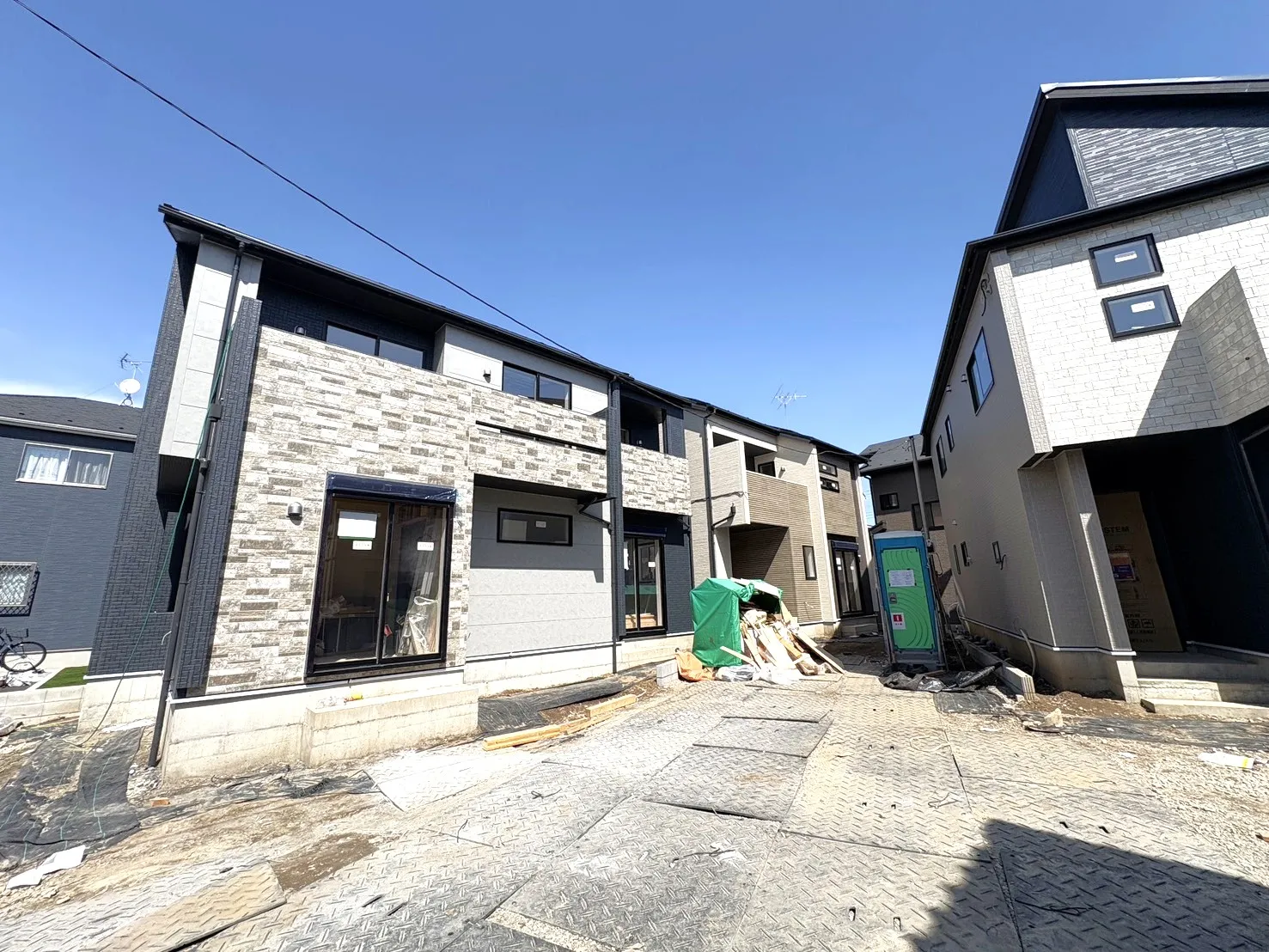 【外観写真】落ち着いた印象の外観デザインを採用。ワイドバルコニーや全居室収納付き「3(4)LDK・WIC・カースペース2台」のゆとりある間取りと充実の収納力。家族それぞれの空間を確保しながら、すっきり暮らせる住まいです。