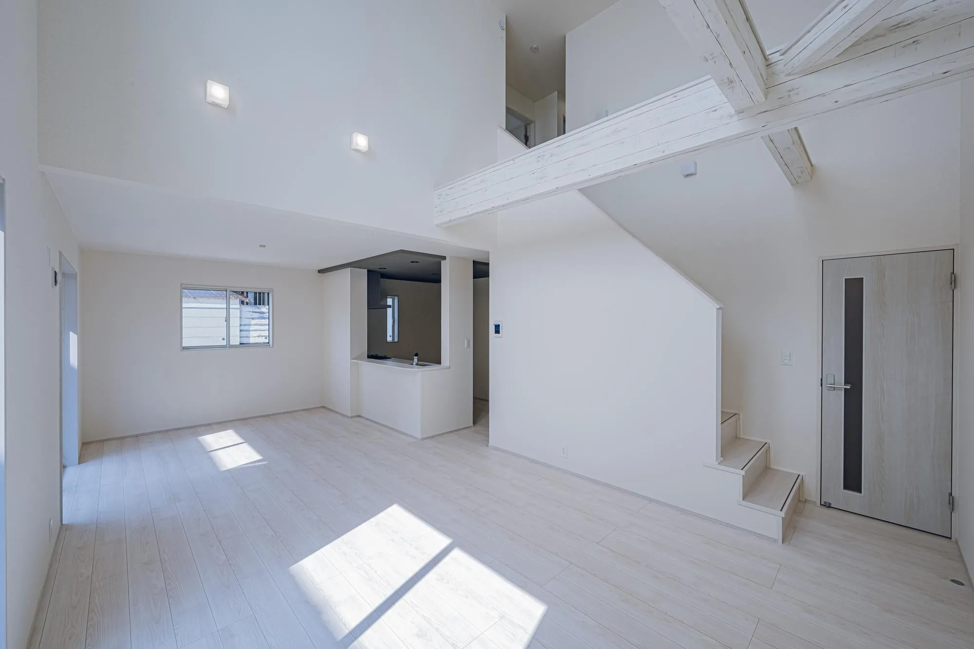 1号棟:LDK20.0帖　リビング上部吹き抜け