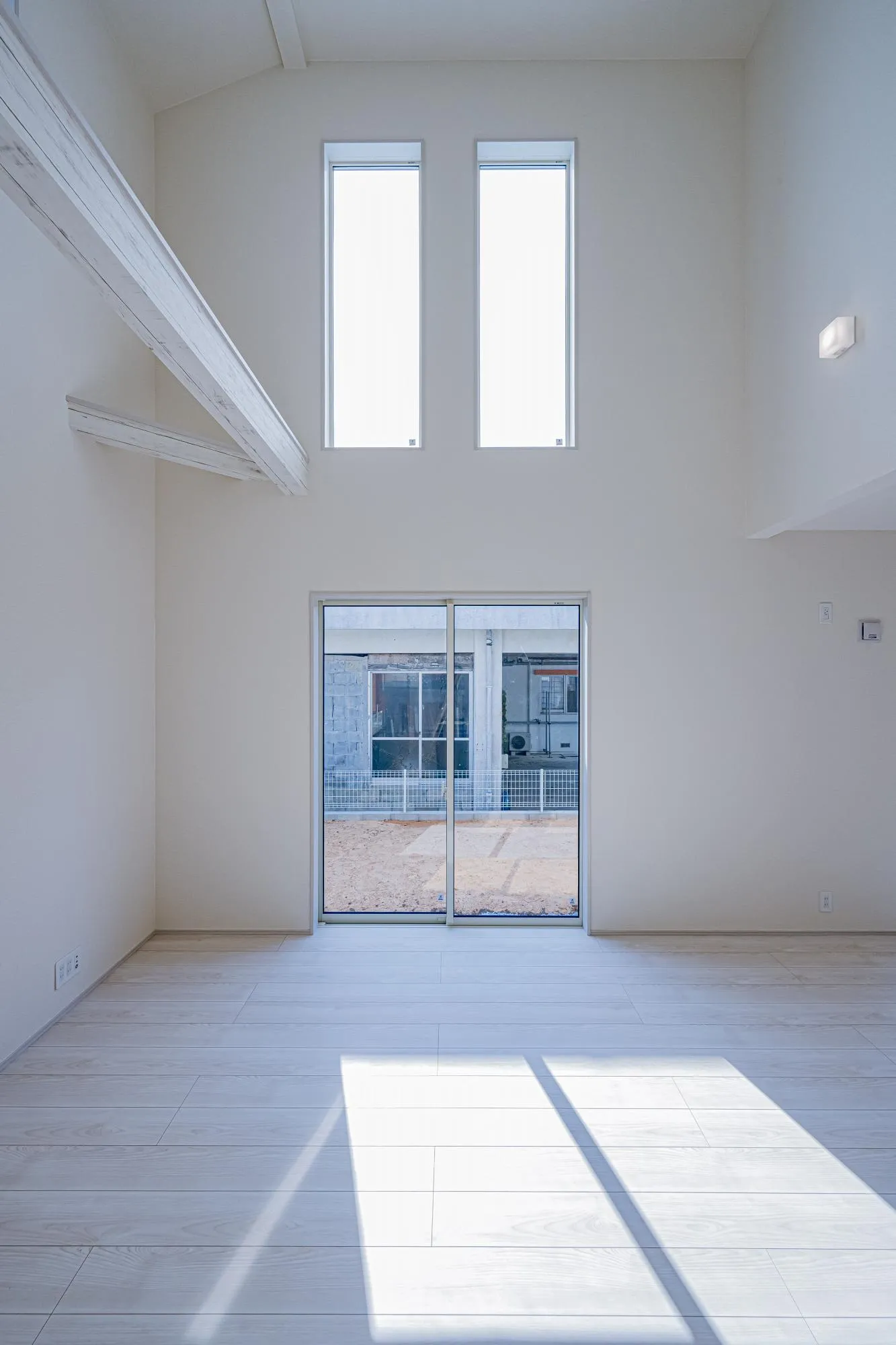 1号棟:LDK20.0帖　リビング上部吹き抜け