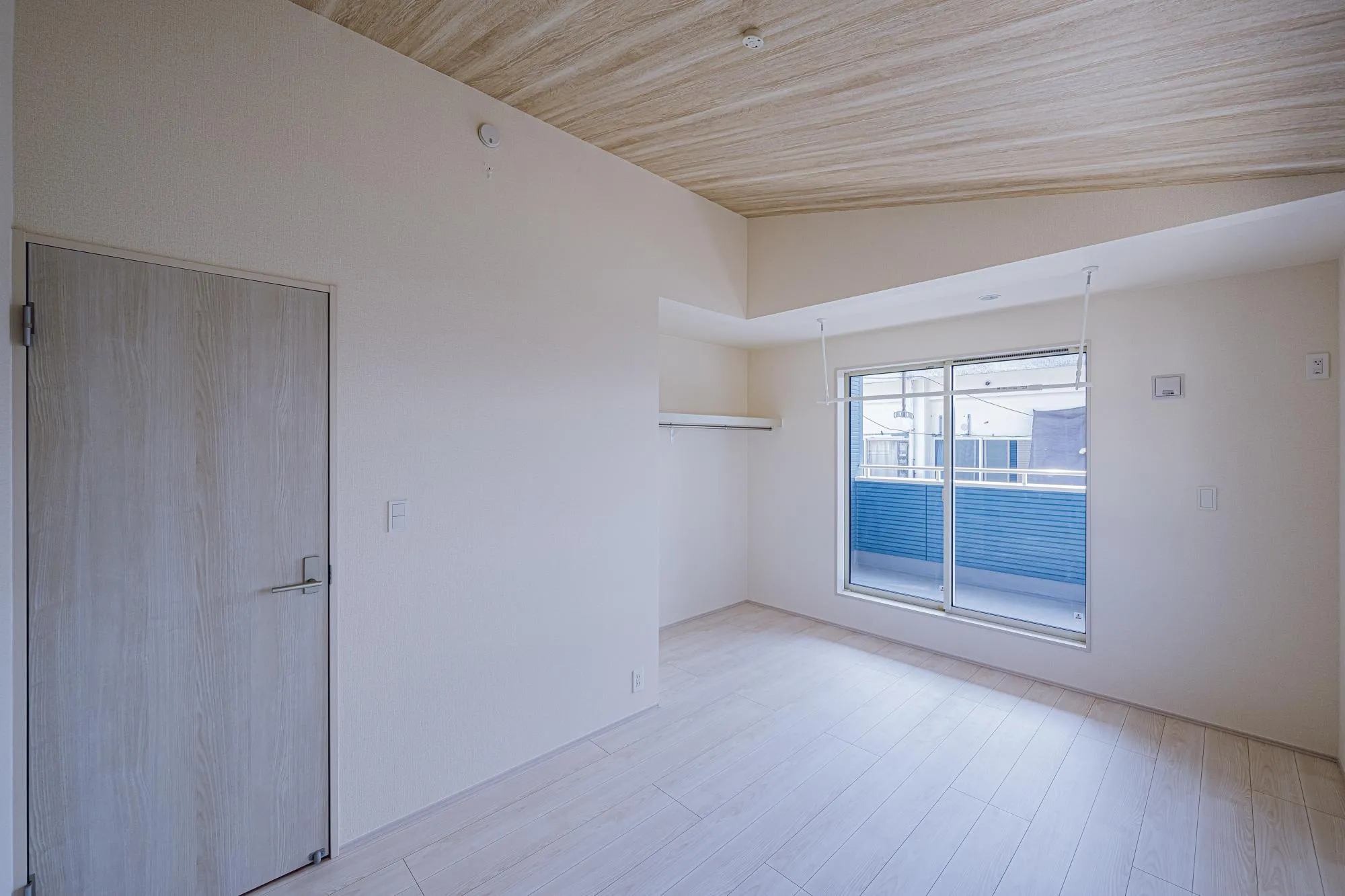 1号棟:洋室7.12帖　勾配天井