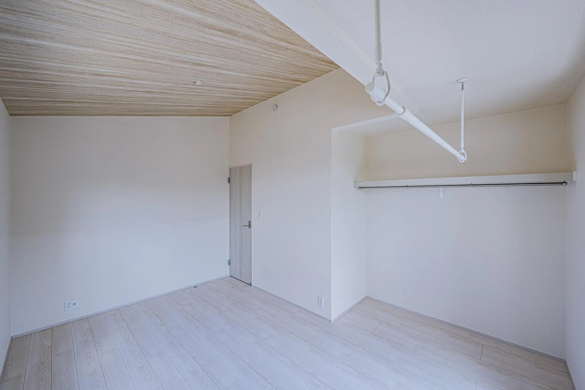 1号棟:洋室7.12帖　勾配天井