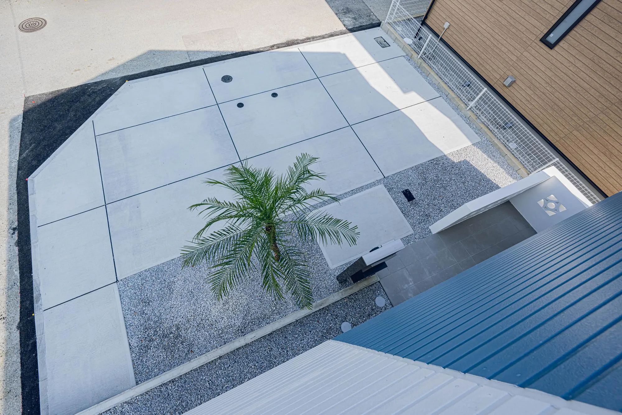 1号棟(1):洋室5.25帖よりカースペースを見下ろします